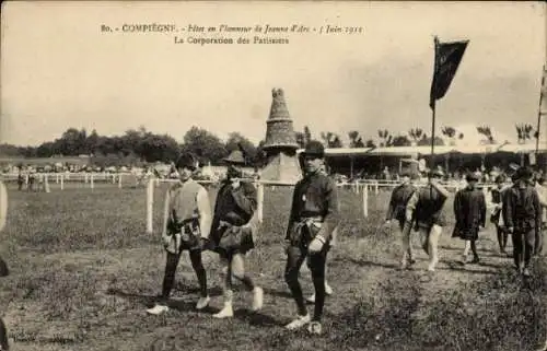 Ak Compiègne Oise, Festlichkeiten zu Ehren von Jeanne d'Arc, Teilnehmer in r Kleidung