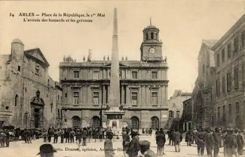 Ak Arles Bouches du Rhône, Platz der Republik, 1. Mai, Ankunft der Hussarden und der Streikenden
