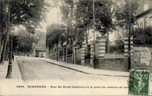 Ak Suresnes Hauts de Seine, Rue du Mont-Valérien, Brücke, Bäume, Straße, Landschaft