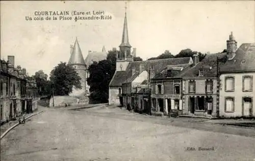 Ak Courtalain Eure-et-Loir, Historische Ansicht, Platz Alexandre-Rillé, Häuser, Bäume, Straßenans