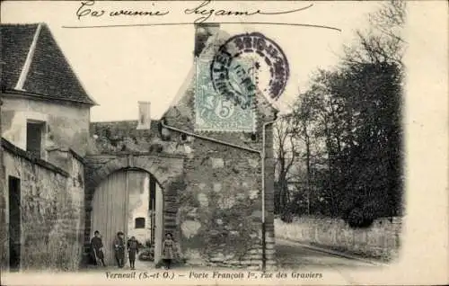 Ak Verneuil sur Seine Yvelines, Porte François I,  Architektur, Männer und Jungen, Poststempel