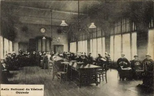 Ak Le Vésinet Yvelines, Asile National du  Innenansicht, Personen sitzen am Tisch