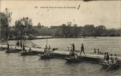 Ak Versailles Yvelines, Bootsanleger, Menschen auf dem Wasser, Natur, Ecole de Pont du Génie