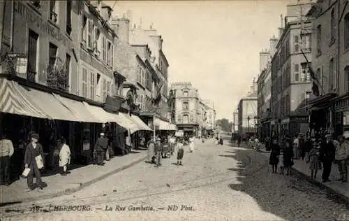 Ak Cherbourg en Cotentin Manche, Straße mit Häusern, Straßenansicht, Menschen, Geschäfte,  Atmosp