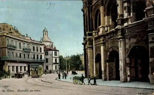 Ak Nîmes Gard, Boulevard des Arènes, Straßenbahn, Gebäude, Menschen