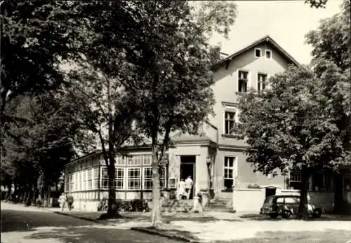 Ak Erkner in Brandenburg, Historisches Gebäude, Bäume, Straße, Personen, Auto