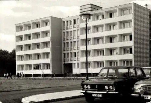 Ak Waldsieversdorf Märkische Schweiz, Mehrgeschossiges Wohngebäude, Parkplätze, Menschenansammlun