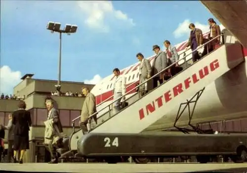 Ak Kleinziethen Schönefeld bei Berlin, Flughafen, INTERFLUG, Passagiere steigen aus, Flughafen-Mo