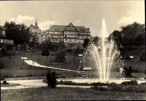 Ak Oberhof im Thüringer Wald, Brunnen im Park, Gebäude im Hintergrund, Spazierweg, Bänke