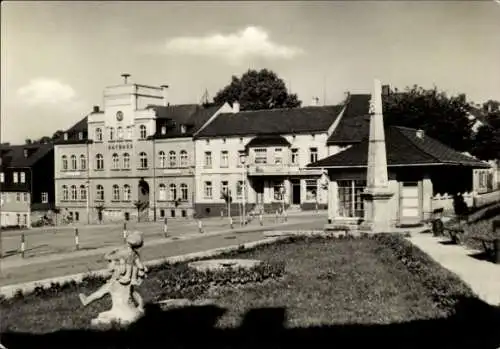 Ak Zwönitz im Erzgebirge Sachsen, Rathaus, BATHAUS, Skulptur, Volkshaus,  Architektur