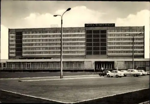 Ak Halle an der Saale, Hotel Stadt Halle, moderne Architektur, Schwarz-Weiß-Foto, Parkplätze vor 