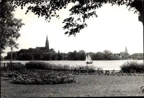 Ak Röbel an der Müritz, Schöner Blick auf Wasser, Kirchen und Bäume, Segelboot auf dem Wasser