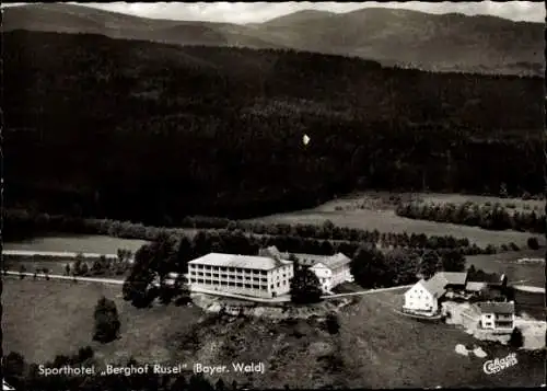 Ak Langdorf Bayerischer Wald Niederbayern, Sporthotel Berghof Rusel, umgeben von bewaldeten Berge