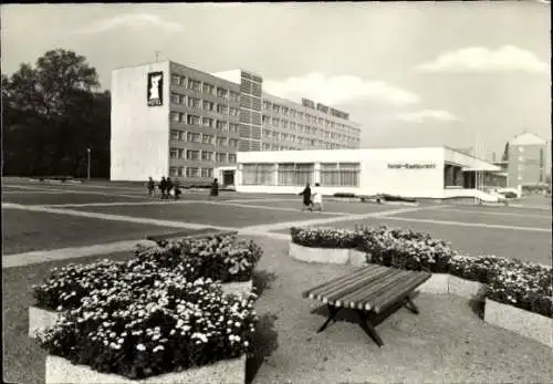 Ak Frankfurt an der Oder, Modernes Hotel, Blumenkästen, Spaziergänger