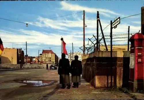 Ak Berlin Kreuzberg , Checkpoint Charlie, Stacheldraht, 2 Vopos, westliche Sektorengrenze