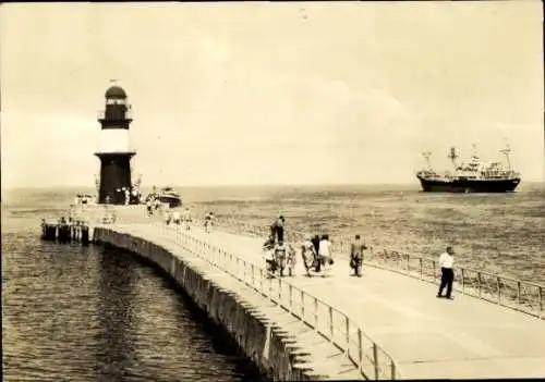 Ak Ostseebad Warnemünde Rostock, An der Mole, Leuchtturm, Dampfer
