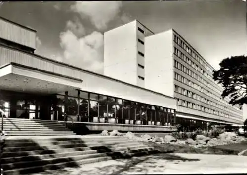Ak Ostseebad Zinnowitz auf Usedom, Vorderansicht eines modernen Gebäudes, Treppen, Bäume, Wolken