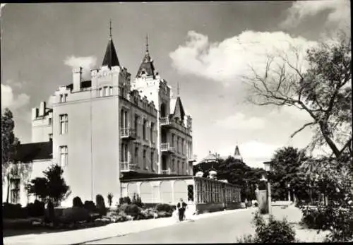 Ak Ostseebad Zinnowitz auf Usedom, Schloss, Architektur, Bäume, Straße, Wolken