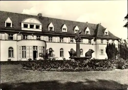 Ak Ostseebad Müritz Graal-Müritz, Sanatoriumsgebäude, Garten mit Brunnen und Skulpturen