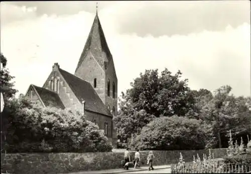 Ak Ostseebad Rerik, Kirche mit spitzem Turm, Besucher auf dem Weg, grüne Bäume, idyllische Landsc