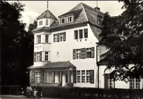Ak Templin in der Uckermark, Haus T des FDGB-Erholungsheims, 3-stöckiges Gebäude, Bäume im Vorder