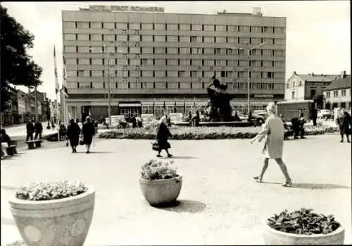 Ak Schwerin in Mecklenburg, Hotel Stadt  Statue, Stadtplatz, Menschen, Pflanzen