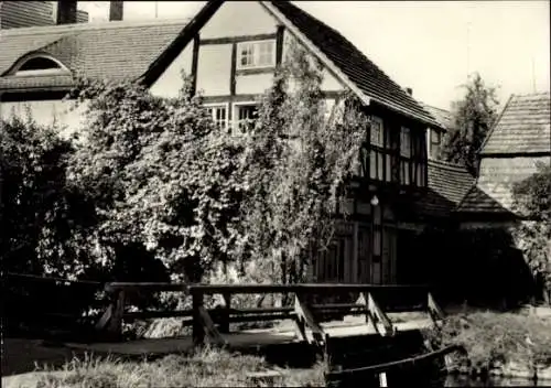 Ak Lychen in der Uckermark, Historisches Fachwerkhaus, Brücke, grüne Pflanzen, schwarz-weiß