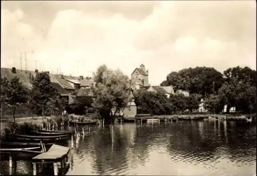 Ak Lychen in der Uckermark, Viel Wasser, Boote, Bäume, Wolken, Häuser im Hintergrund