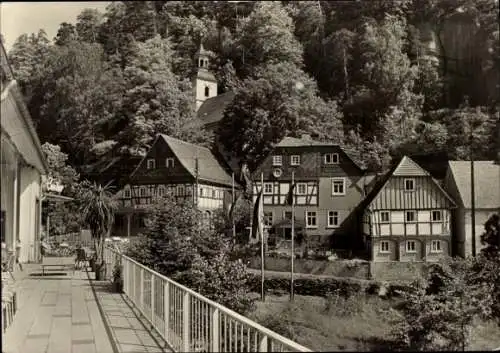 Ak Oybin in der Oberlausitz, Vorderansicht von  Häuser, Kirche, umgeben von Bäumen