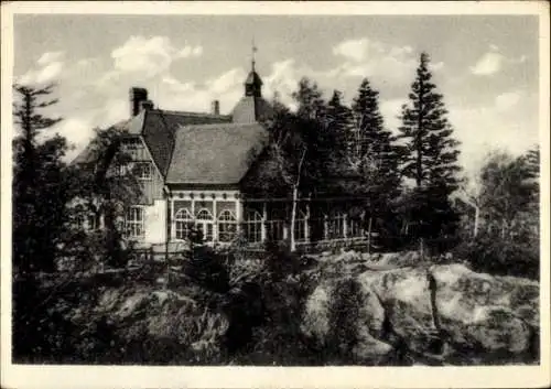 Ak Oybin in der Oberlausitz, Töpferbaude, Kurort, umgeben von Bäumen, Felsen, blauer Himmel