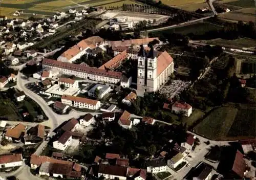 Ak Niederalteich in Niederbayern, Luftaufnahme eines Klosters, vielen Wohngebäuden, ländlicher Um