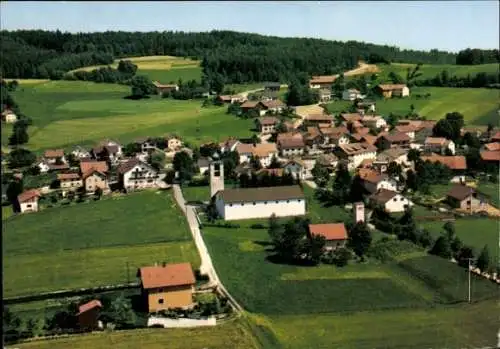 Ak Kaikenried Teisnach Niederbayern, Luftaufnahme eines Dorfes, grüne Wiesen, mehrere Häuser