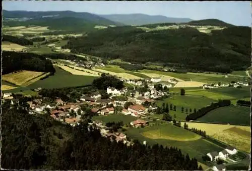 Ak Waffenbrunn in der Oberpfalz, Landschaftsaufnahme, dorfähnliche Siedlung, grüne Felder, Berge