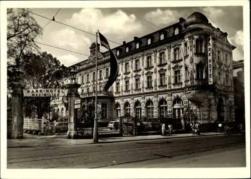 Ak Regensburg an der Donau Oberpfalz, Park-Hotel Maximilian, s Gebäude, Fahnen, Straßenansicht