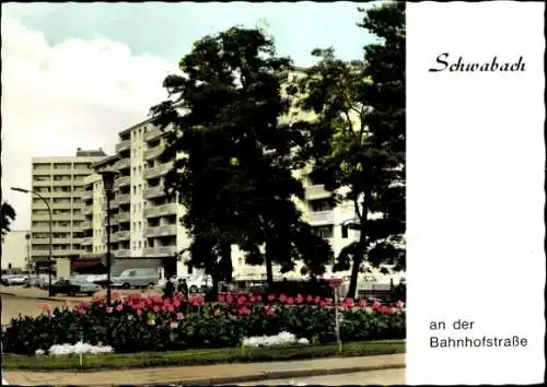 Ak Schwabach in Mittelfranken Bayern, Vorderseite zeigt moderne Wohngebäude, Blumenbeet, Stadtstr