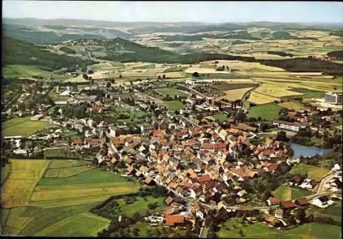 Ak Oberviechtach in der Oberpfalz, Luftaufnahme eines Dorfes, grüne Felder, Häuser, Landschaft