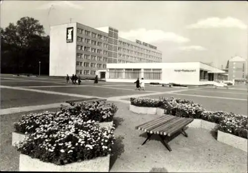 Ak Frankfurt an der Oder, Hotel-Restaurant, moderne Architektur, Blumenbeete im Vordergrund, Spaz