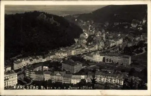 Ak Karlovy Vary Karlsbad Stadt, Luftaufnahme von Karlsbad,  Gebäude, Berge im Hintergrund