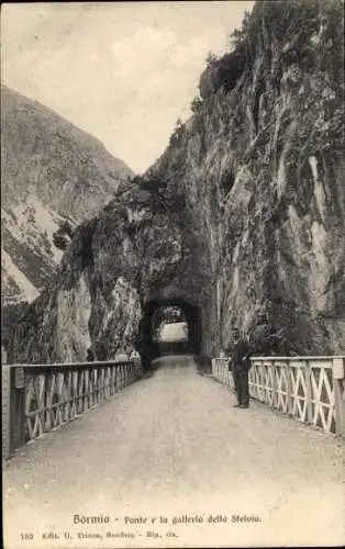 Ak Bormio Lombardia, Brücke, Galleria dello Stelvio, Berglandschaft, Mann