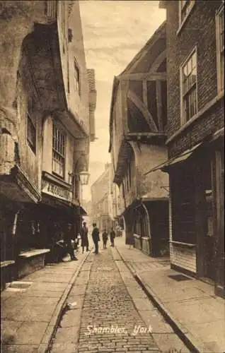 Ak York Yorkshire England, Shambles,   Architektur, gepflasterte Straße, Menschen