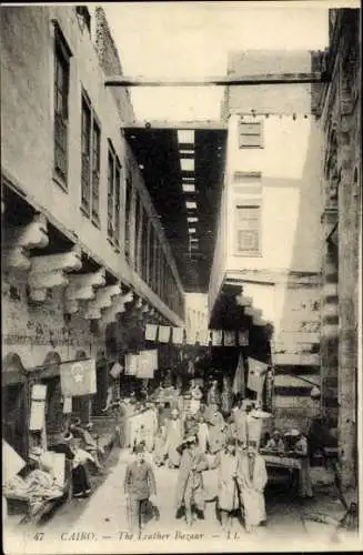Ak Cairo Kairo Ägypten, Marktszene, Lederbasar, Menschen in traditioneller Kleidung, Flaggen