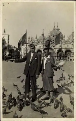 Ak Venezia Venedig Veneto, Zwei Männer mit Tauben,  italienische Flaggen, architektonische Kuliss