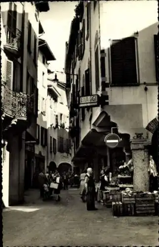Ak Lugano Kanton Tessin Schweiz, Gasse mit Markt, Schilder, Männer und Frauen,  Architektur