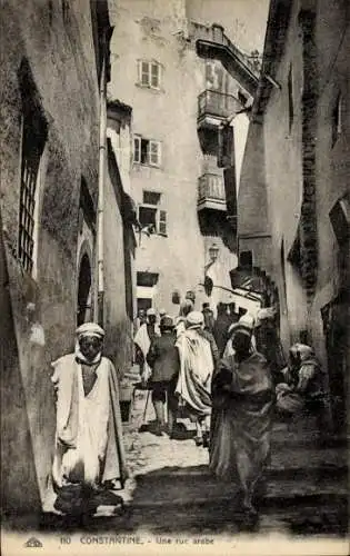 Ak Constantine Algerien, Une rue arabe, enge Gasse, Menschen,  Architektur