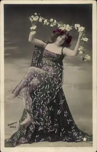 Ak Französische Variete-Darstellerin, Porträt einer Frau mit Gitarre, Blumen