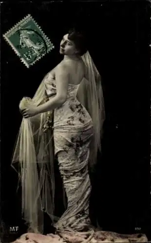 Ak Französische Variete-Darstellerin, Porträt einer Frau, Kleid, Schleier, Künstlerin