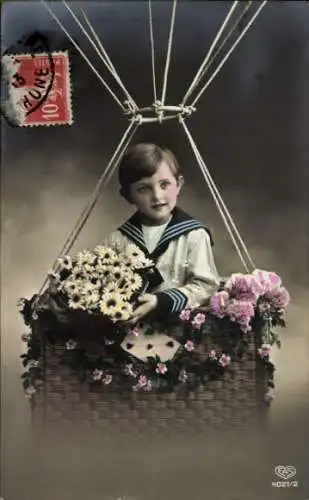 Ak Junge im Matrosenkostüm, Blumen