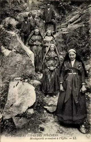 CPA Scenes et Types des Pyrénées, Montagnards se rendant à l'Eglise
