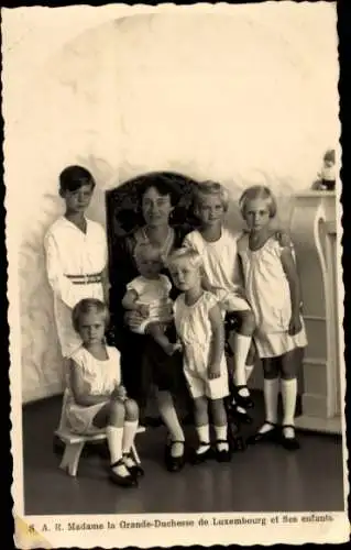 Ak Großherzogin Charlotte von Luxemburg mit ihren Kindern