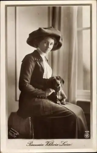 Ak Prinzessin Viktoria Luise mit einem Dackel auf dem Schoß, NPG 4509
